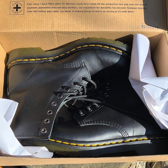 Women’s Dr. Martens 1460W Black Nappa Leather - Picture 2 of 3